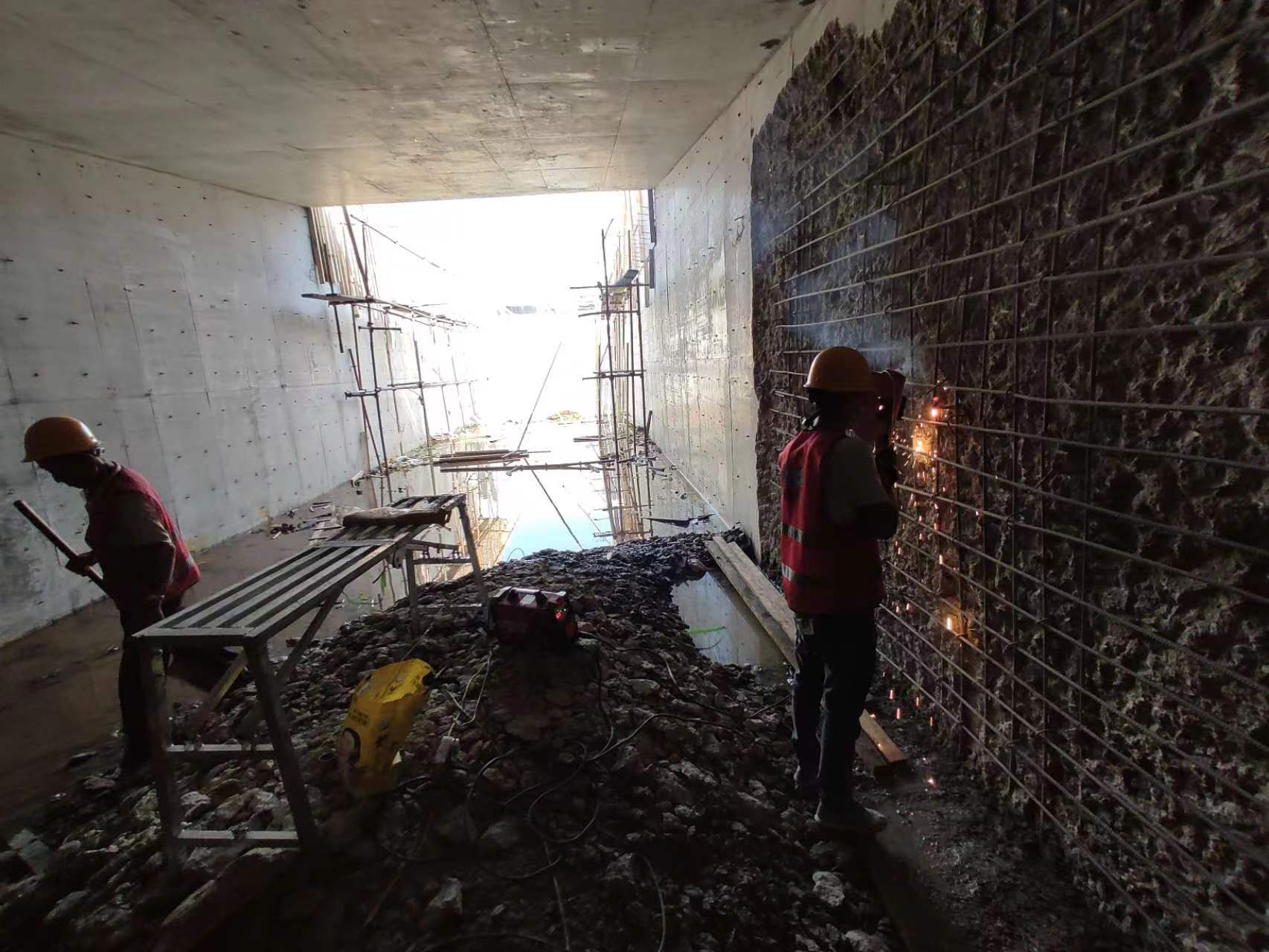 丽江挖断承重墙导致楼体开裂，加固施工方案出炉